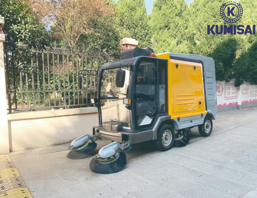Xe quét rác công nghiệp ngồi lái Kumisai KMS-2000-M (Pin Lithium)
